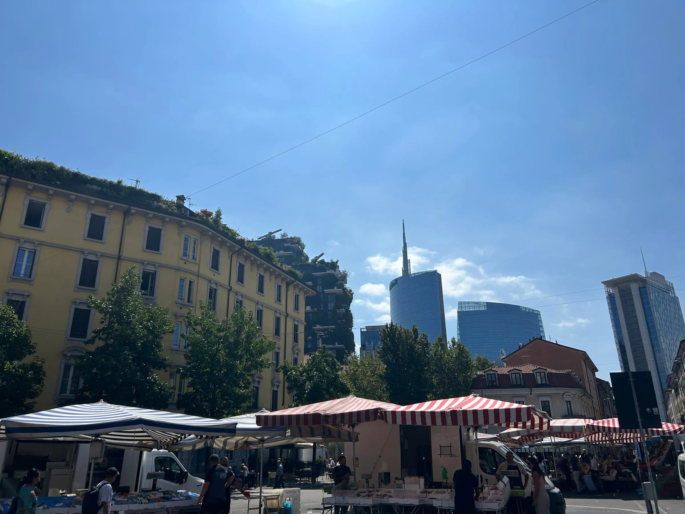 The Isola neighborhood seen from the railway tracks, with the low houses in front of the Porta Nuova skyscrapers