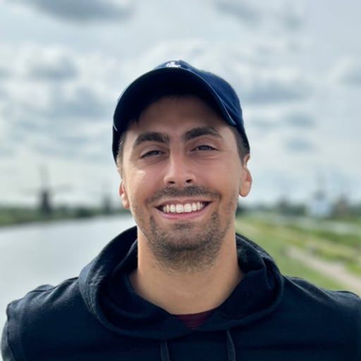 Jacopo Curletto sorridente, con cappellino scuro, ritratto ravvicinato